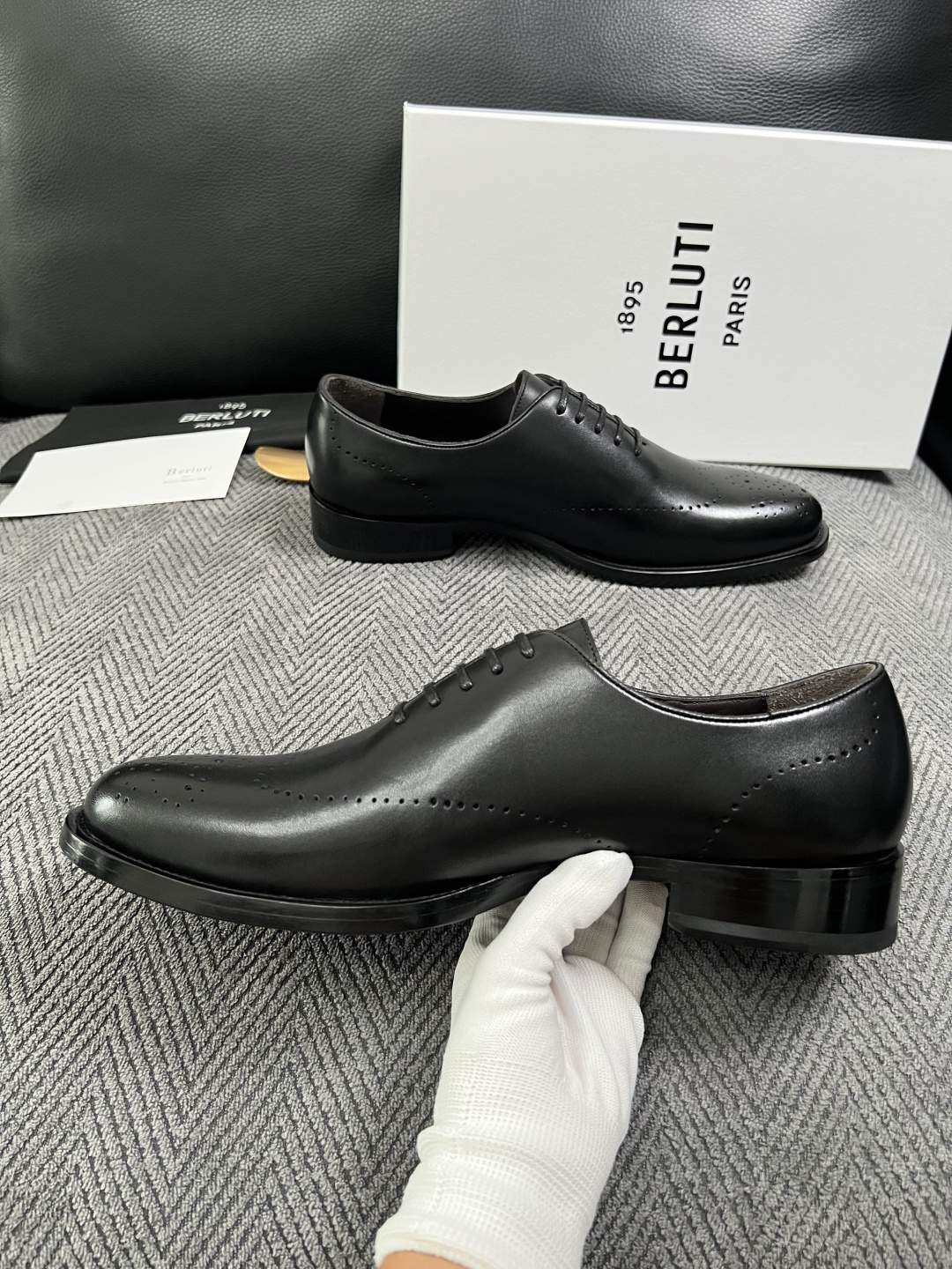 Berluti  高品质  顶级工艺品  布鲁提 专柜同步发售原厂配置，意大利进口牛皮面料，全进口水染牛皮里垫，鞋底：原
