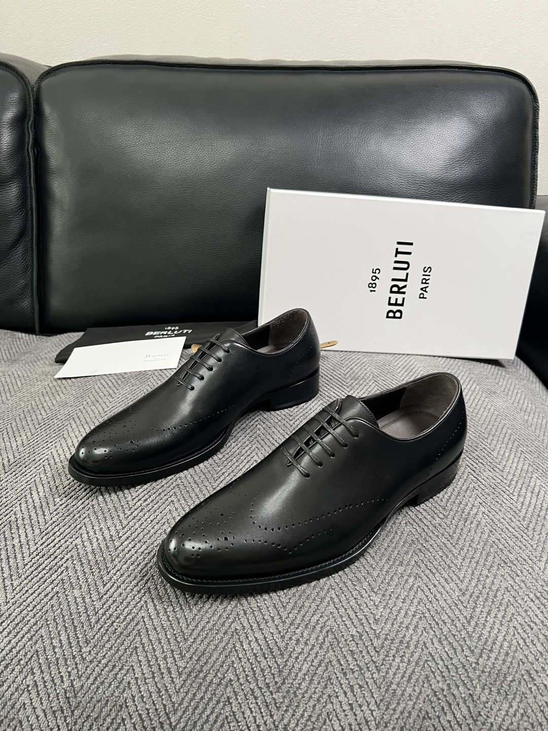 Berluti  高品质  顶级工艺品  布鲁提 专柜同步发售原厂配置，意大利进口牛皮面料，全进口水染牛皮里垫，鞋底：原