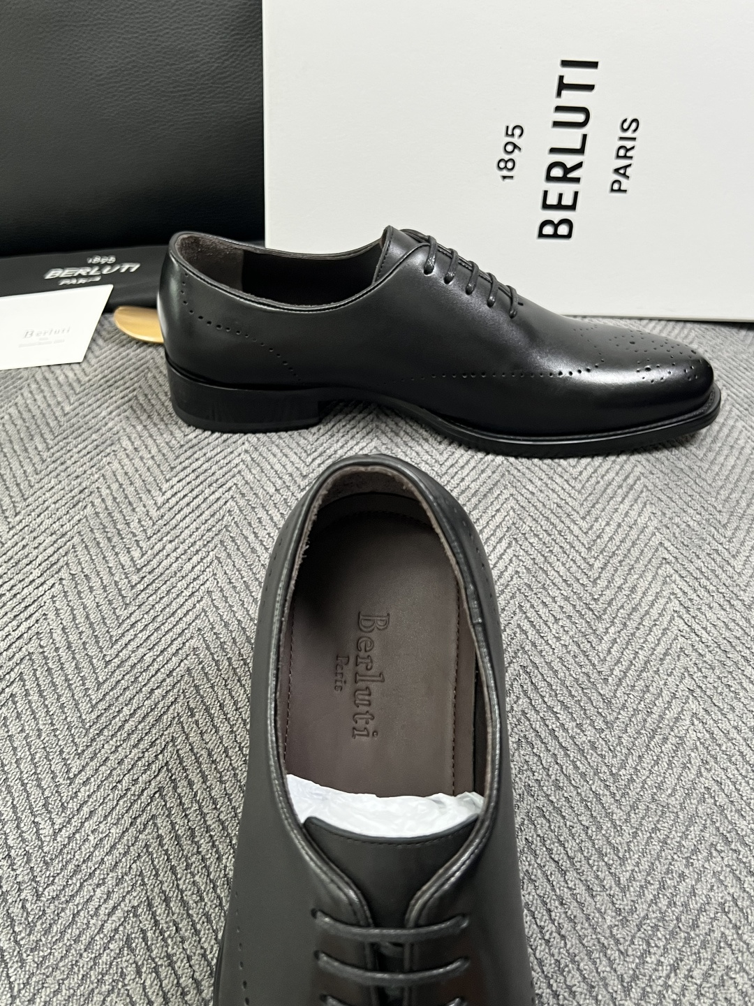 Berluti  高品质  顶级工艺品  布鲁提 专柜同步发售原厂配置，意大利进口牛皮面料，全进口水染牛皮里垫，鞋底：原