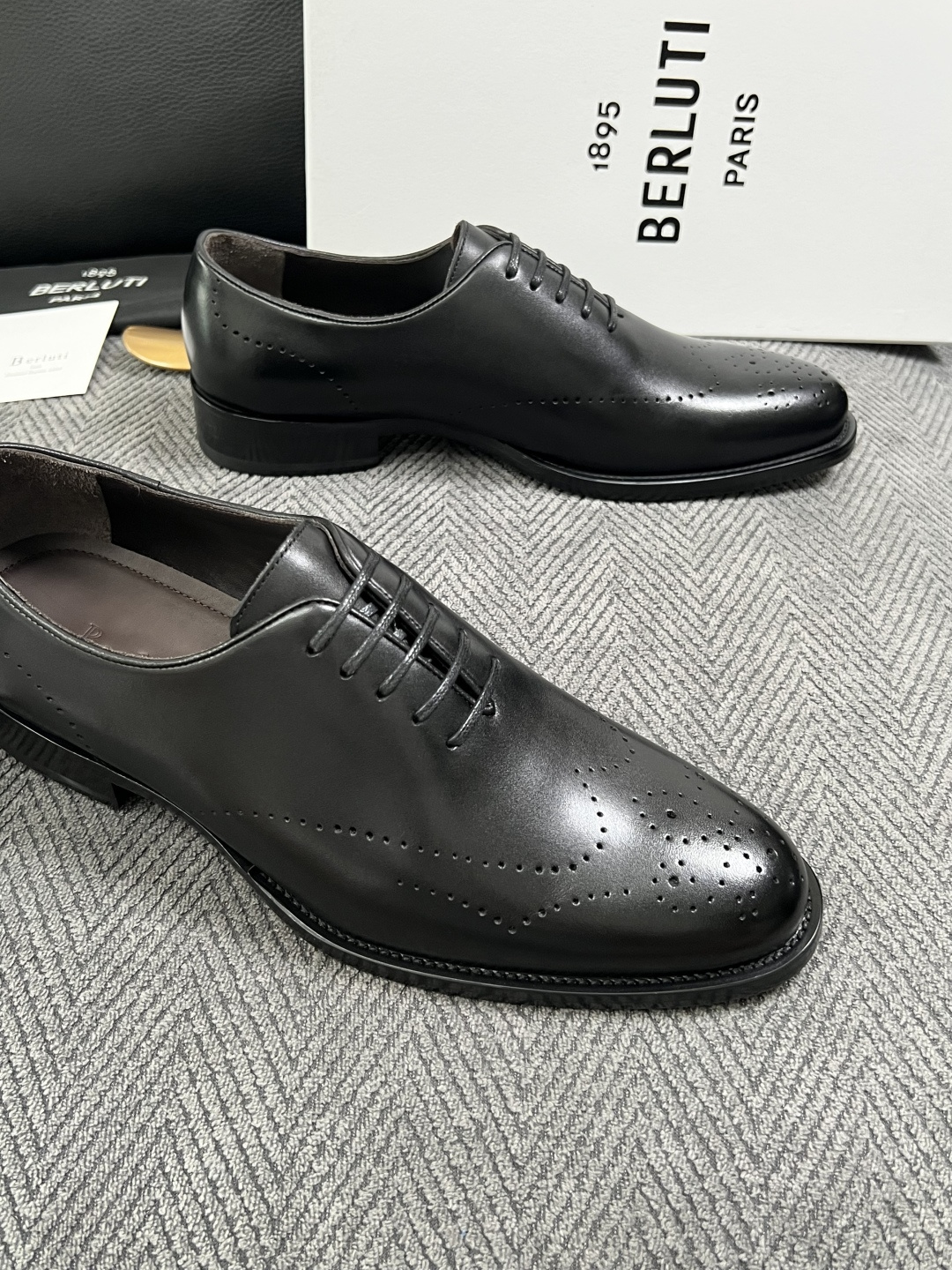 Berluti  高品质  顶级工艺品  布鲁提 专柜同步发售原厂配置，意大利进口牛皮面料，全进口水染牛皮里垫，鞋底：原