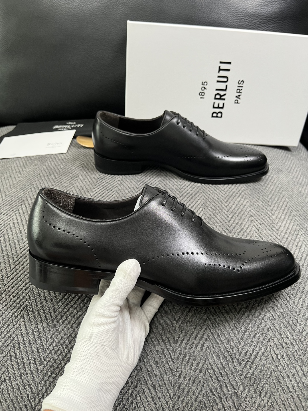 Berluti  高品质  顶级工艺品  布鲁提 专柜同步发售原厂配置，意大利进口牛皮面料，全进口水染牛皮里垫，鞋底：原