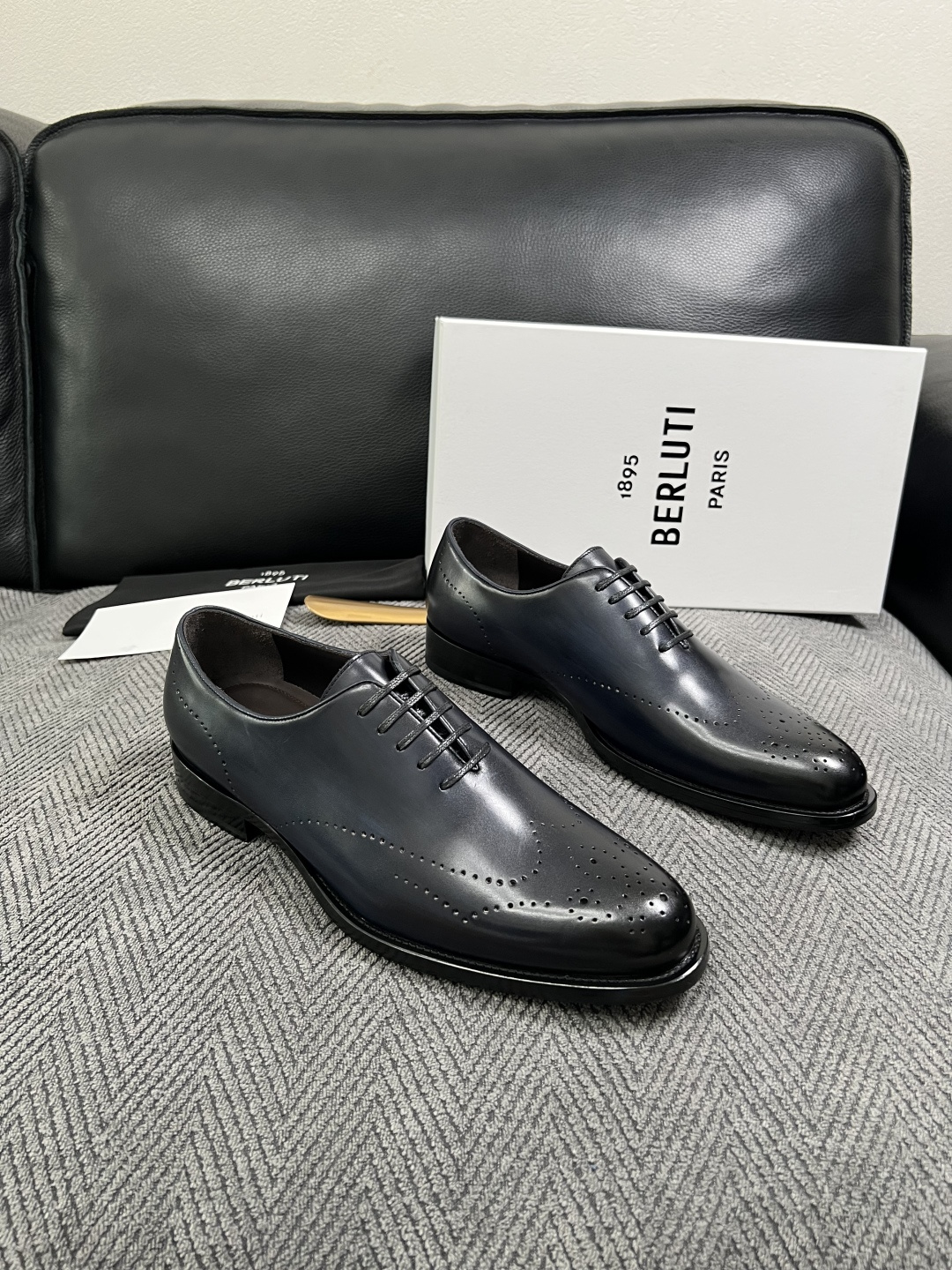 Berluti 高品质 顶级工艺品 布鲁提 专柜同步发售原厂配置,意大利进口牛皮面料,全进口水染牛皮里垫,鞋底:原 Berluti 高品质 顶级工艺品 布鲁提 专柜同步发售原厂配置,意大利进口牛皮面料,全进口水染牛皮里垫,鞋底:原