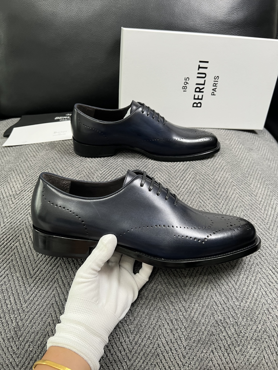 Berluti  高品质  顶级工艺品  布鲁提 专柜同步发售原厂配置，意大利进口牛皮面料，全进口水染牛皮里垫，鞋底：原