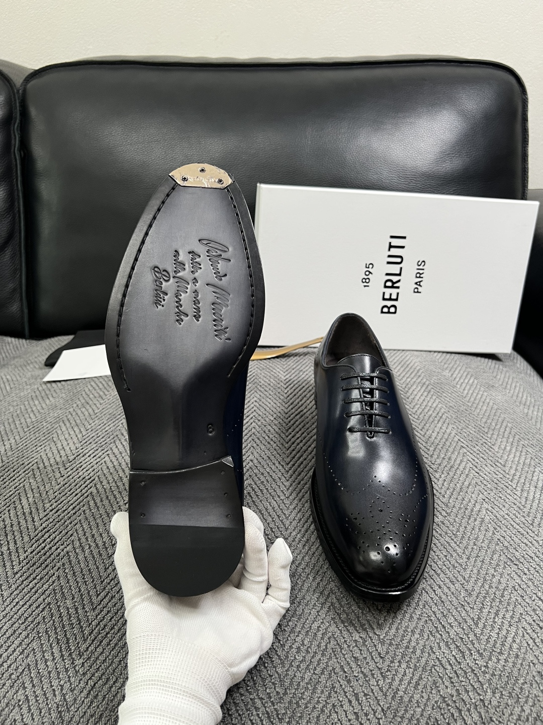 Berluti  高品质  顶级工艺品  布鲁提 专柜同步发售原厂配置，意大利进口牛皮面料，全进口水染牛皮里垫，鞋底：原