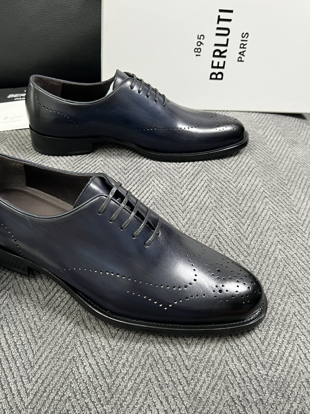 Berluti  高品质  顶级工艺品  布鲁提 专柜同步发售原厂配置，意大利进口牛皮面料，全进口水染牛皮里垫，鞋底：原