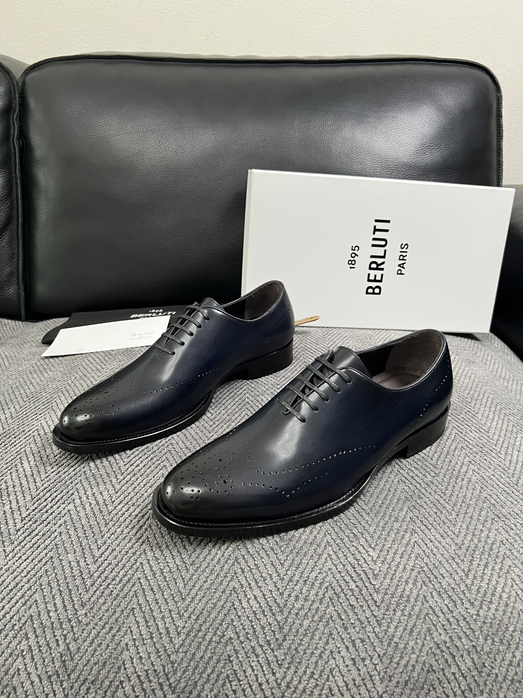 Berluti  高品质  顶级工艺品  布鲁提 专柜同步发售原厂配置，意大利进口牛皮面料，全进口水染牛皮里垫，鞋底：原
