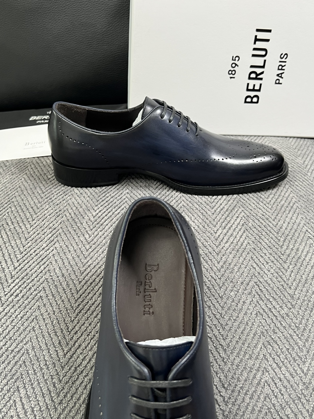 Berluti  高品质  顶级工艺品  布鲁提 专柜同步发售原厂配置，意大利进口牛皮面料，全进口水染牛皮里垫，鞋底：原