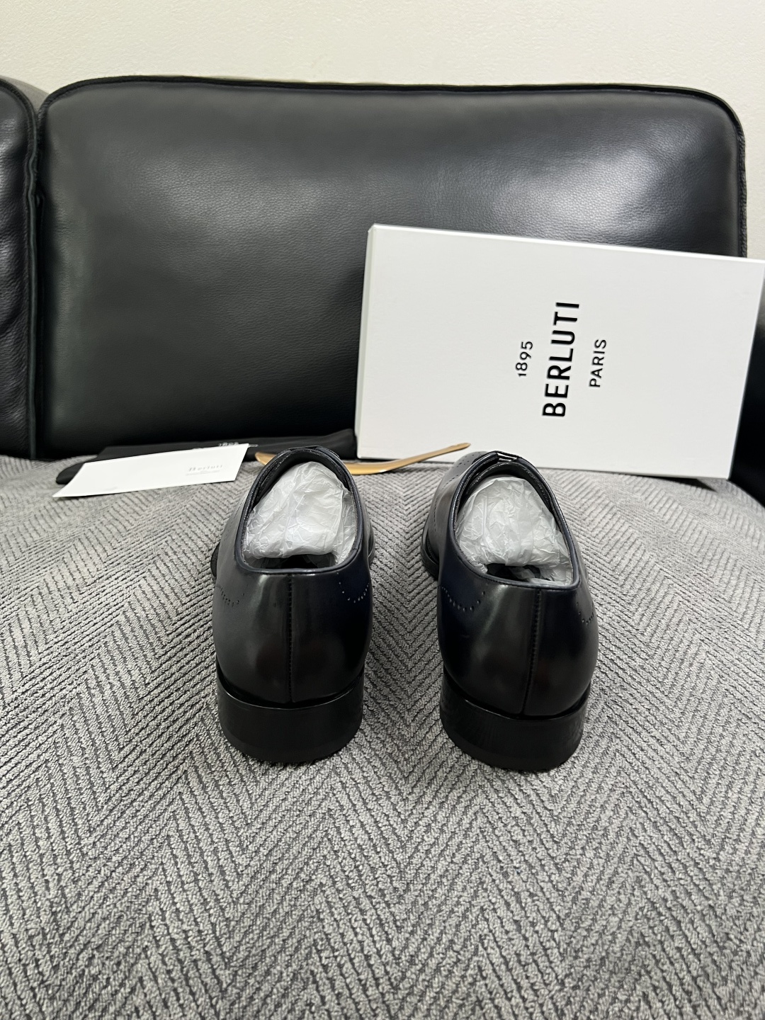Berluti  高品质  顶级工艺品  布鲁提 专柜同步发售原厂配置，意大利进口牛皮面料，全进口水染牛皮里垫，鞋底：原