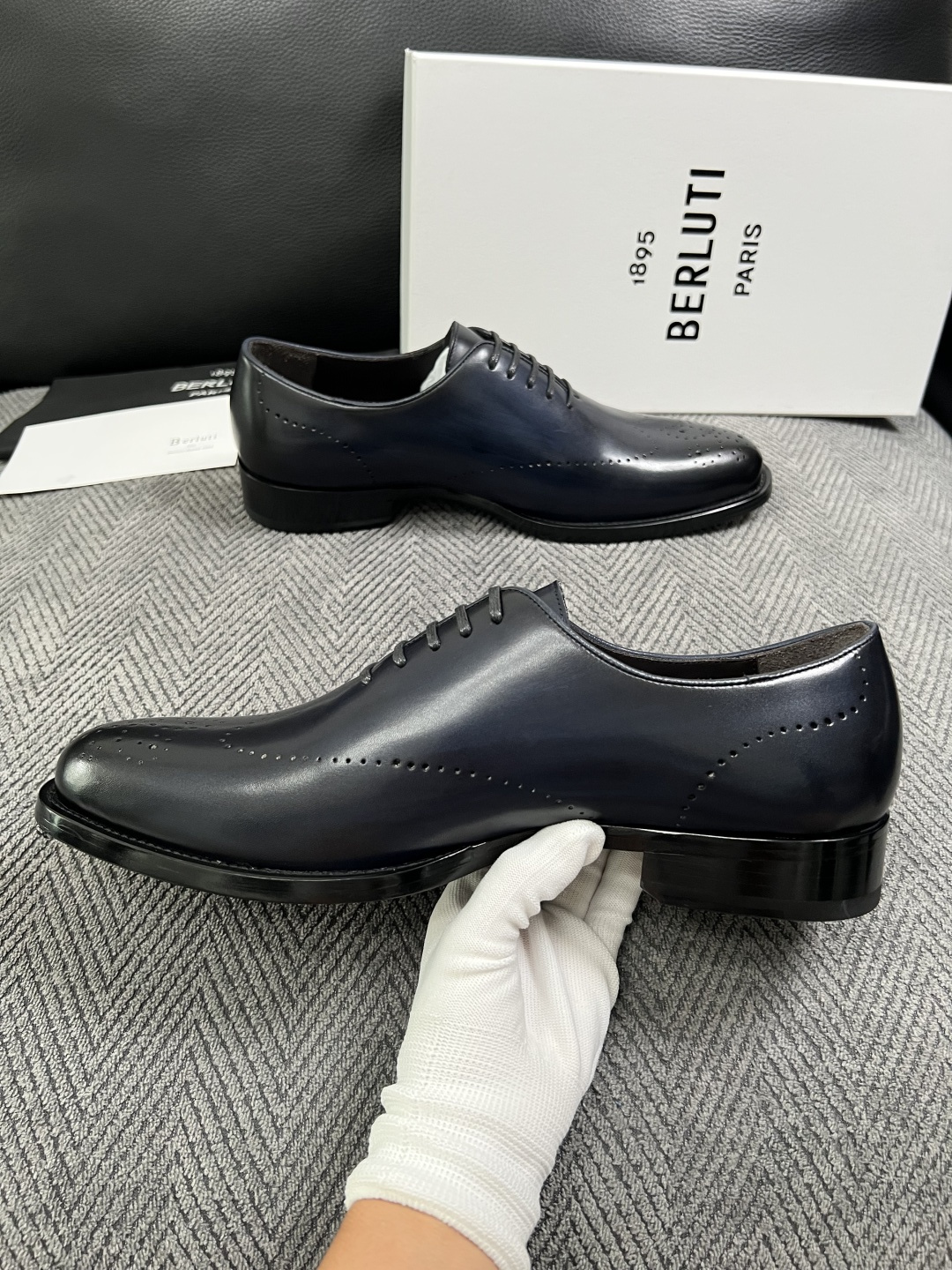 Berluti  高品质  顶级工艺品  布鲁提 专柜同步发售原厂配置，意大利进口牛皮面料，全进口水染牛皮里垫，鞋底：原