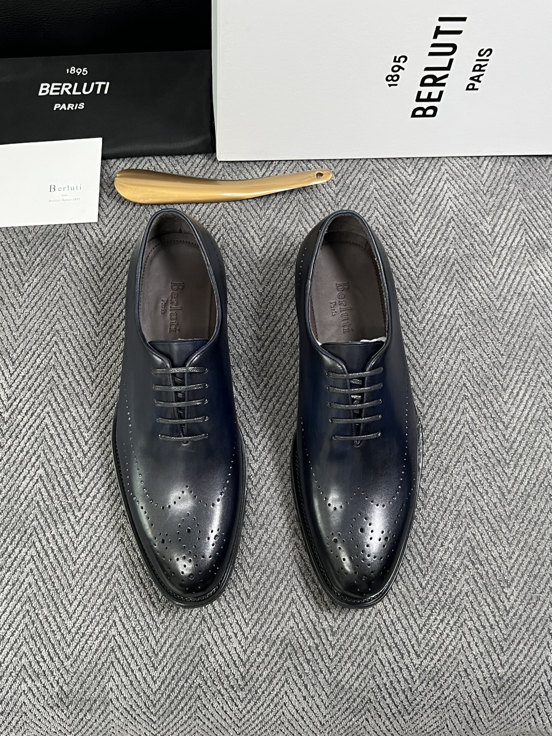 Berluti  高品质  顶级工艺品  布鲁提 专柜同步发售原厂配置，意大利进口牛皮面料，全进口水染牛皮里垫，鞋底：原