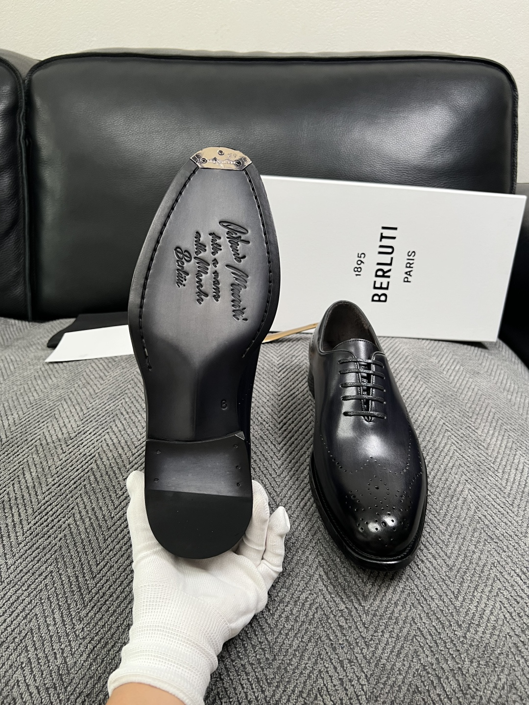 Berluti  高品质  顶级工艺品  布鲁提 专柜同步发售原厂配置，意大利进口牛皮面料，全进口水染牛皮里垫，鞋底：原