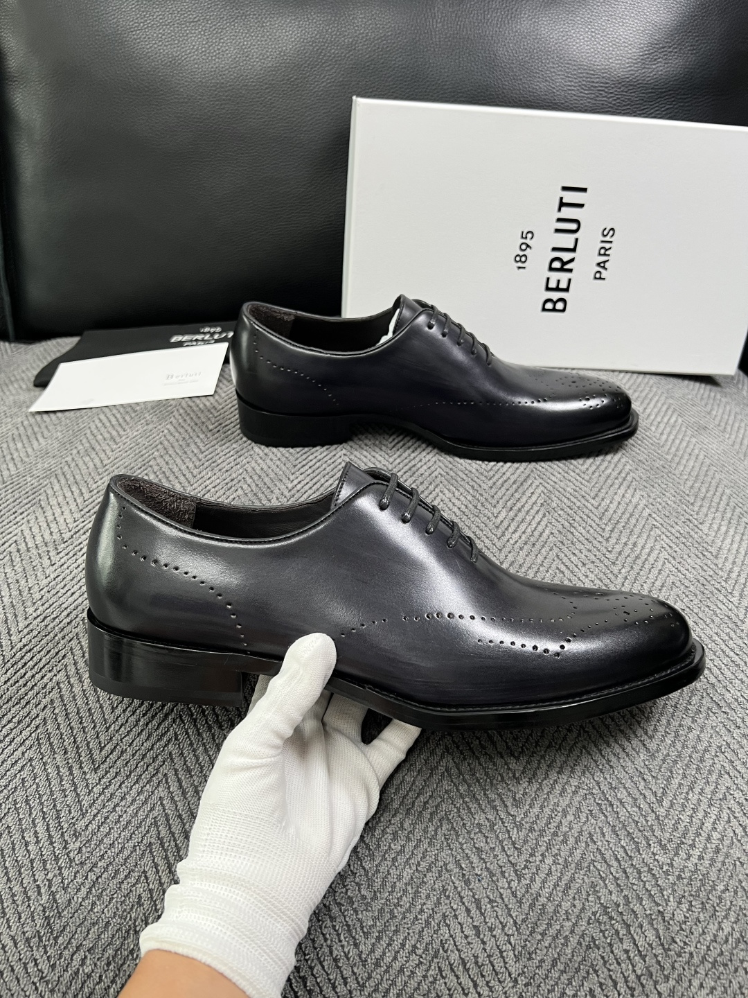 Berluti  高品质  顶级工艺品  布鲁提 专柜同步发售原厂配置，意大利进口牛皮面料，全进口水染牛皮里垫，鞋底：原