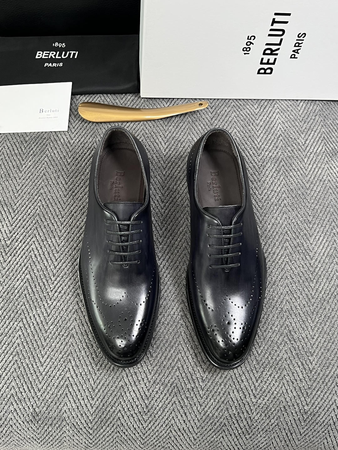 Berluti  高品质  顶级工艺品  布鲁提 专柜同步发售原厂配置，意大利进口牛皮面料，全进口水染牛皮里垫，鞋底：原