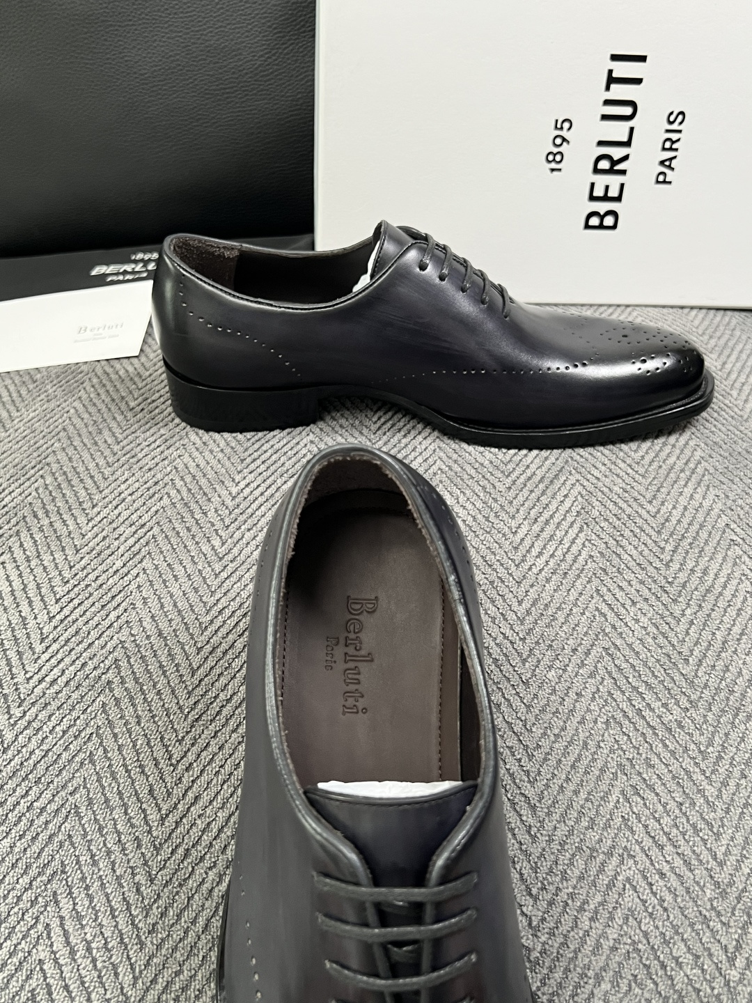 Berluti  高品质  顶级工艺品  布鲁提 专柜同步发售原厂配置，意大利进口牛皮面料，全进口水染牛皮里垫，鞋底：原