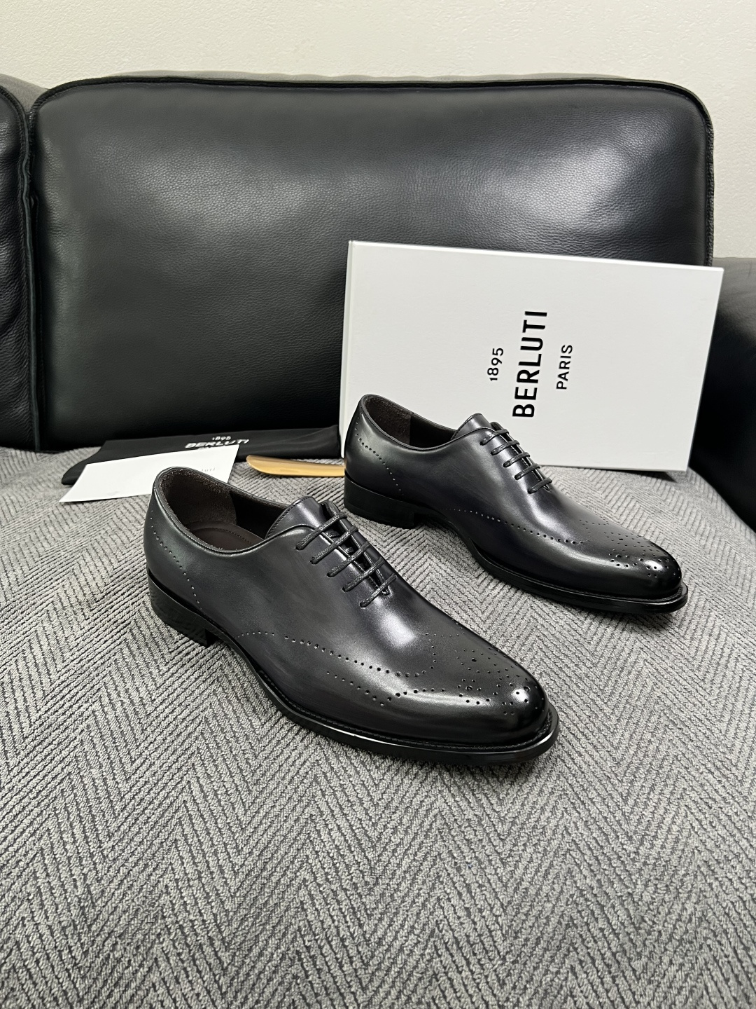Berluti 高品质 顶级工艺品 布鲁提 专柜同步发售原厂配置,意大利进口牛皮面料,全进口水染牛皮里垫,鞋底:原 Berluti 高品质 顶级工艺品 布鲁提 专柜同步发售原厂配置,意大利进口牛皮面料,全进口水染牛皮里垫,鞋底:原