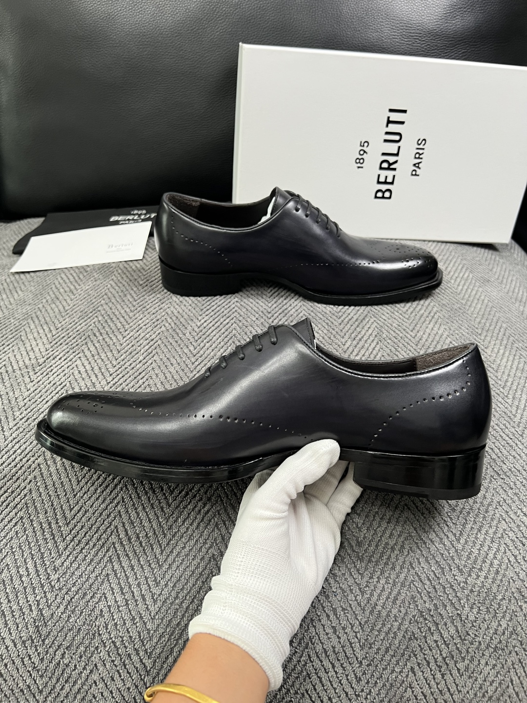Berluti  高品质  顶级工艺品  布鲁提 专柜同步发售原厂配置，意大利进口牛皮面料，全进口水染牛皮里垫，鞋底：原