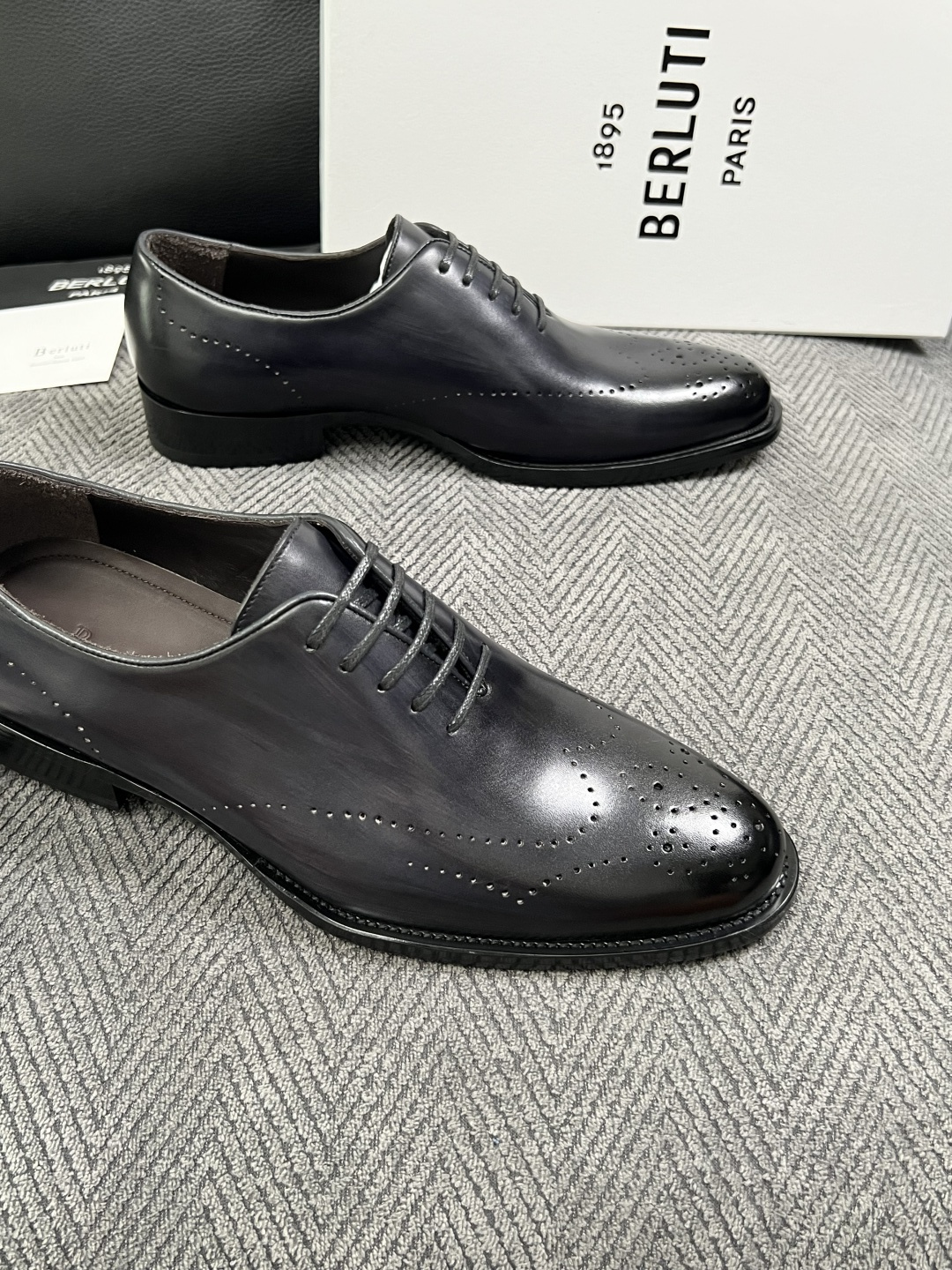 Berluti  高品质  顶级工艺品  布鲁提 专柜同步发售原厂配置，意大利进口牛皮面料，全进口水染牛皮里垫，鞋底：原
