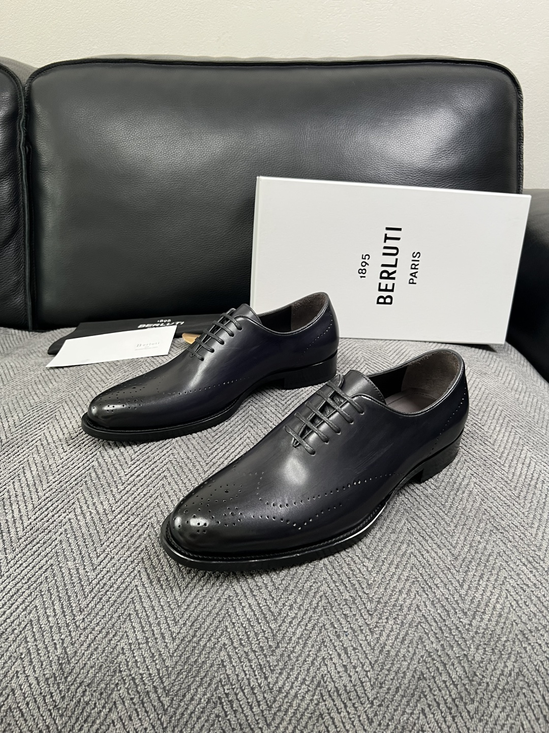 Berluti  高品质  顶级工艺品  布鲁提 专柜同步发售原厂配置，意大利进口牛皮面料，全进口水染牛皮里垫，鞋底：原