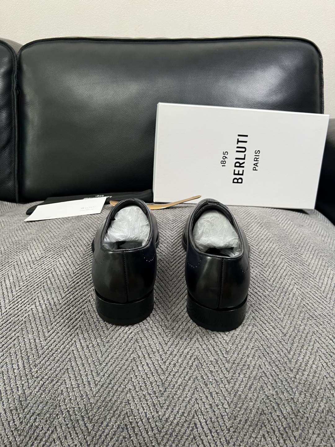 Berluti  高品质  顶级工艺品  布鲁提 专柜同步发售原厂配置，意大利进口牛皮面料，全进口水染牛皮里垫，鞋底：原