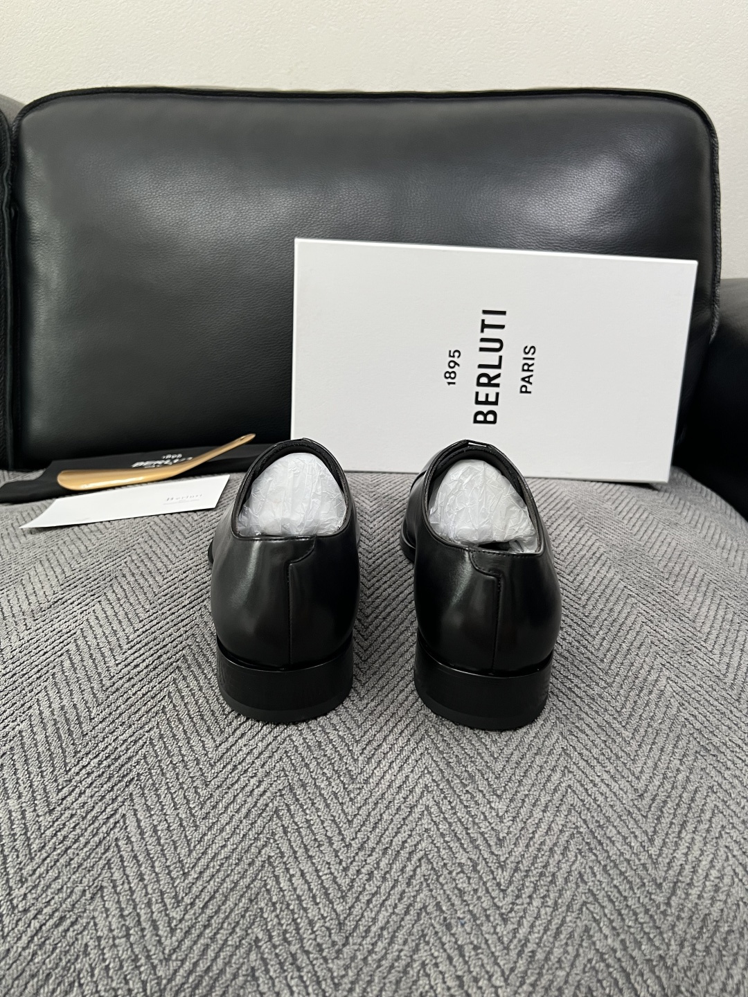 Berluti  高品质  顶级工艺品  布鲁提 专柜同步发售原厂配置，意大利进口牛皮面料，全进口水染牛皮里垫，鞋底：原