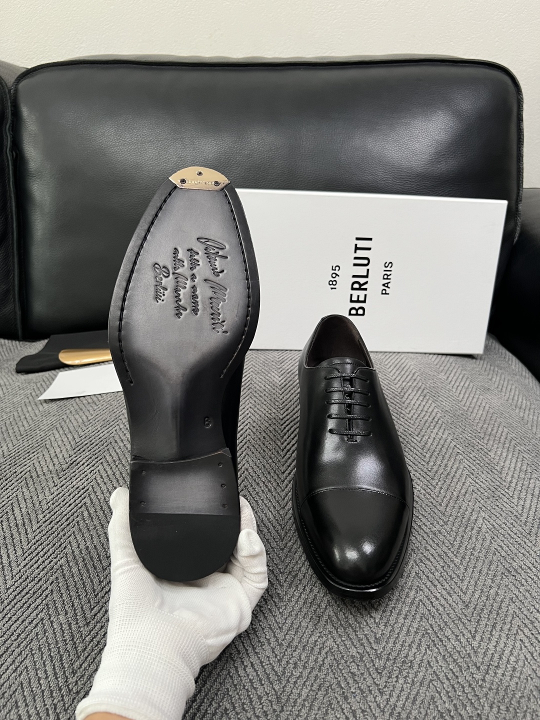 Berluti  高品质  顶级工艺品  布鲁提 专柜同步发售原厂配置，意大利进口牛皮面料，全进口水染牛皮里垫，鞋底：原