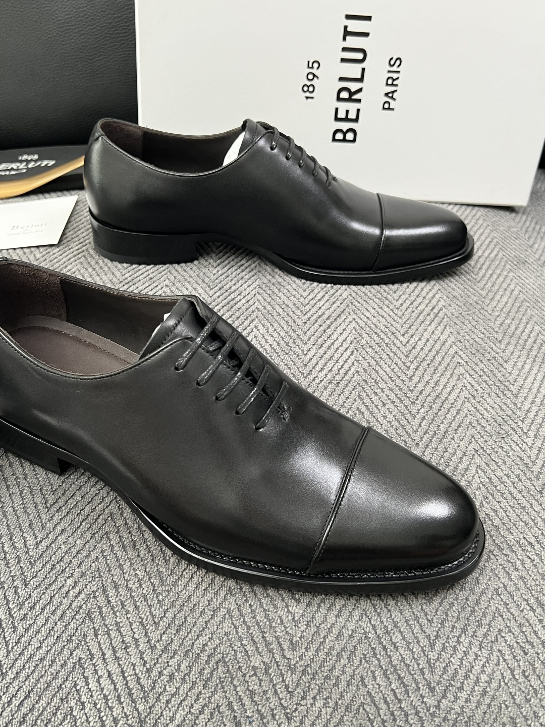 Berluti  高品质  顶级工艺品  布鲁提 专柜同步发售原厂配置，意大利进口牛皮面料，全进口水染牛皮里垫，鞋底：原