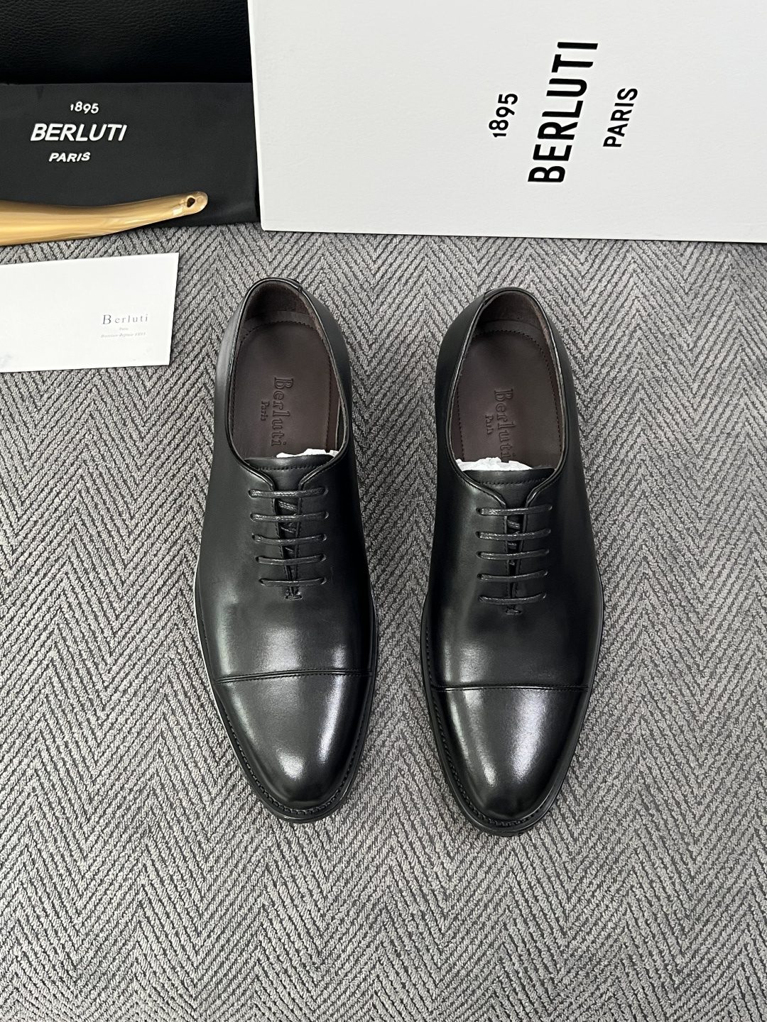 Berluti  高品质  顶级工艺品  布鲁提 专柜同步发售原厂配置，意大利进口牛皮面料，全进口水染牛皮里垫，鞋底：原