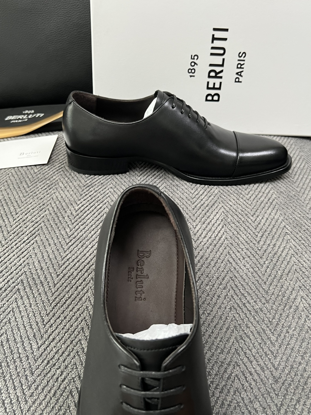Berluti  高品质  顶级工艺品  布鲁提 专柜同步发售原厂配置，意大利进口牛皮面料，全进口水染牛皮里垫，鞋底：原