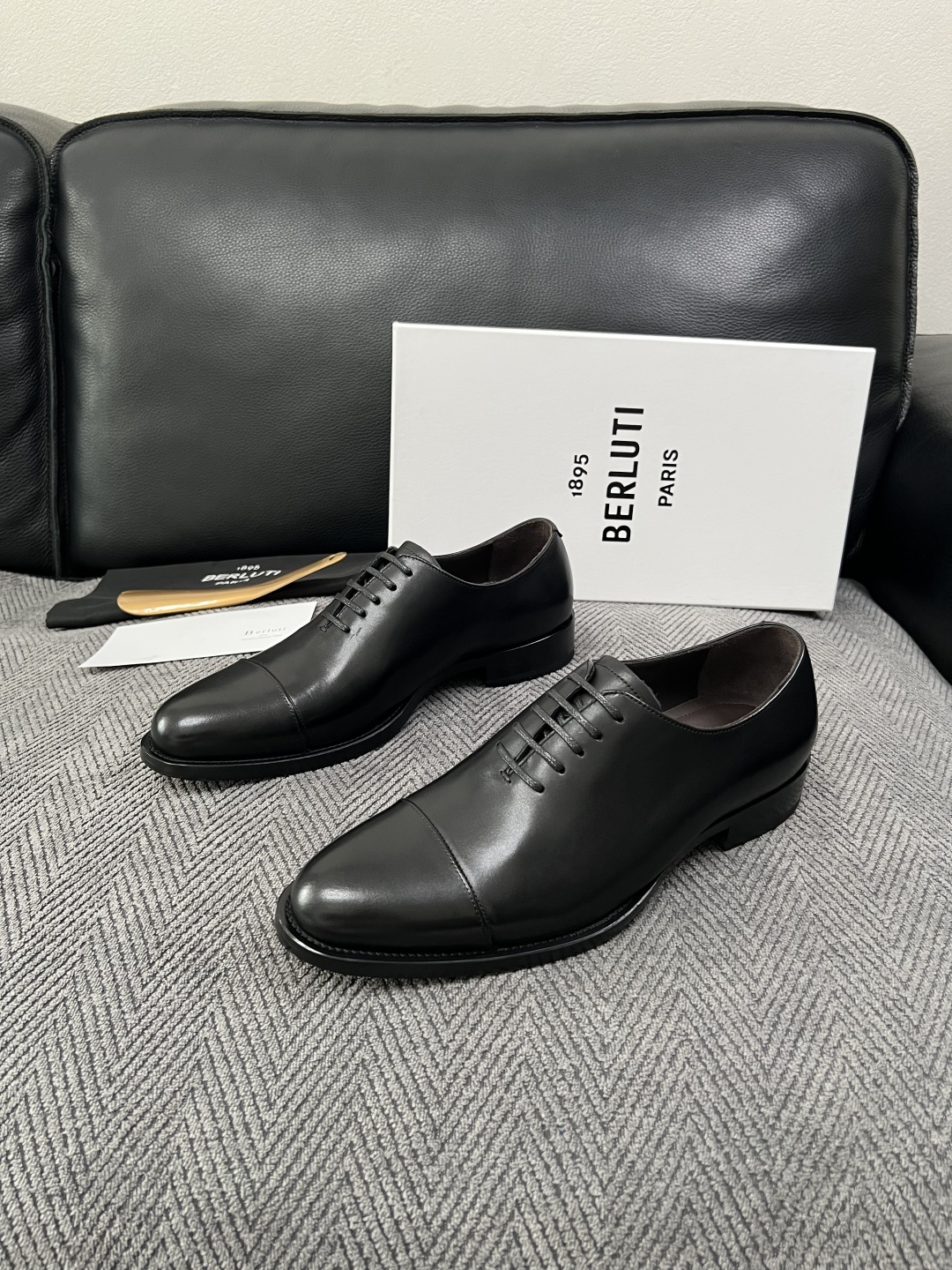 Berluti  高品质  顶级工艺品  布鲁提 专柜同步发售原厂配置，意大利进口牛皮面料，全进口水染牛皮里垫，鞋底：原