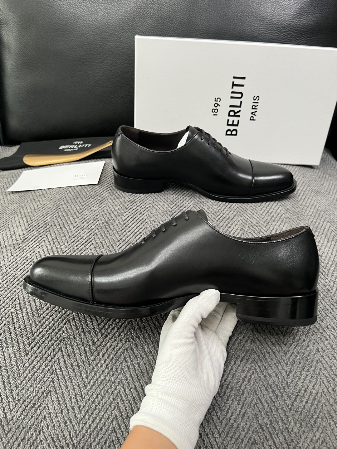 Berluti  高品质  顶级工艺品  布鲁提 专柜同步发售原厂配置，意大利进口牛皮面料，全进口水染牛皮里垫，鞋底：原
