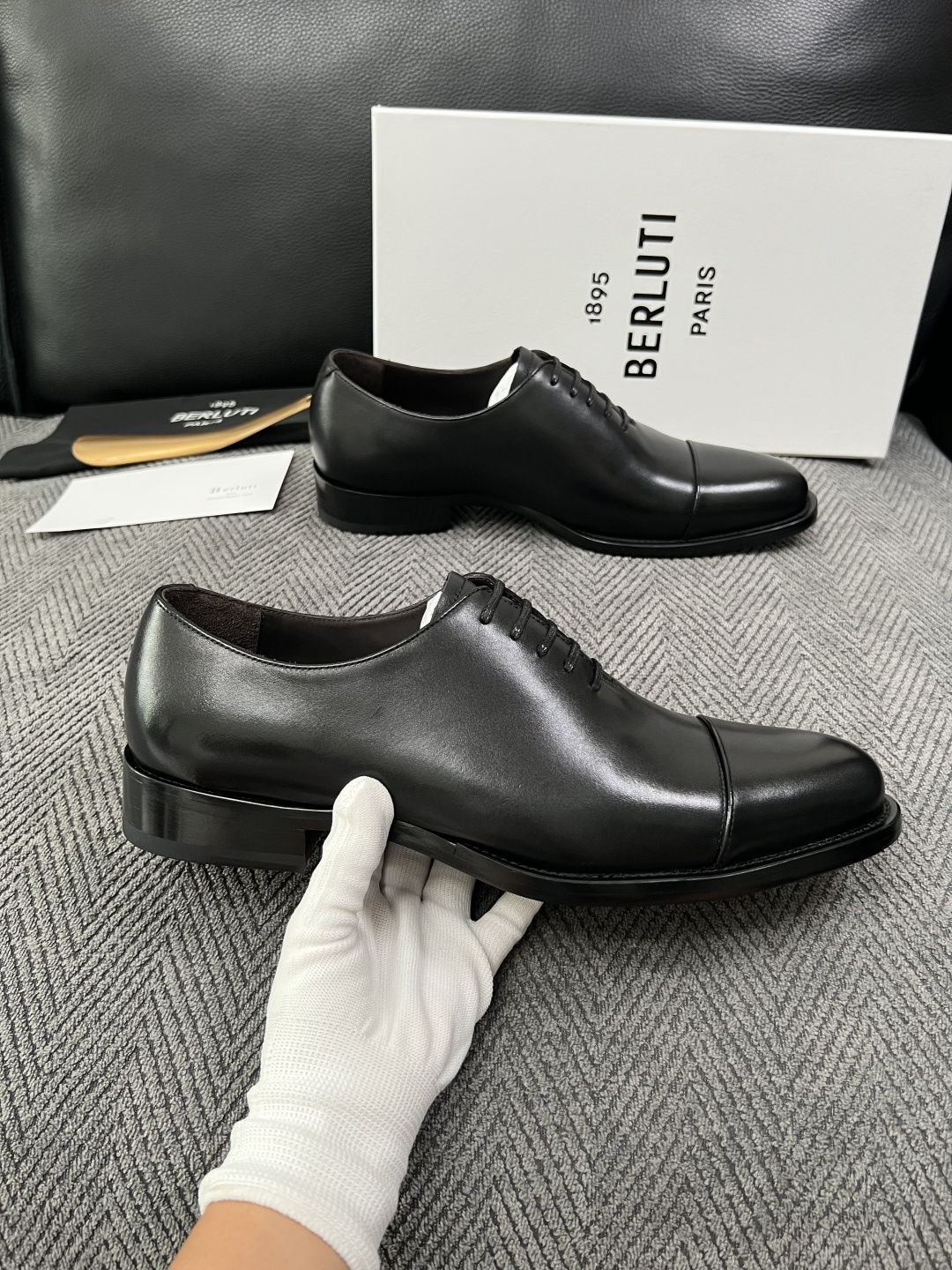 Berluti  高品质  顶级工艺品  布鲁提 专柜同步发售原厂配置，意大利进口牛皮面料，全进口水染牛皮里垫，鞋底：原