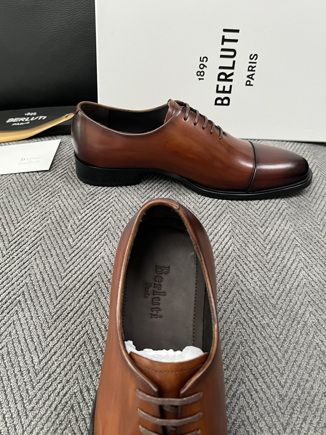 Berluti  高品质  顶级工艺品  布鲁提 专柜同步发售原厂配置，意大利进口牛皮面料，全进口水染牛皮里垫，鞋底：原