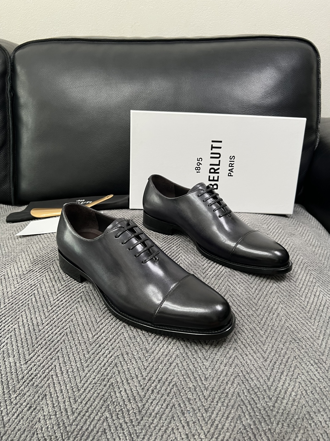 Berluti 高品质 顶级工艺品 布鲁提 专柜同步发售原厂配置,意大利进口牛皮面料,全进口水染牛皮里垫,鞋底:原 Berluti 高品质 顶级工艺品 布鲁提 专柜同步发售原厂配置,意大利进口牛皮面料,全进口水染牛皮里垫,鞋底:原