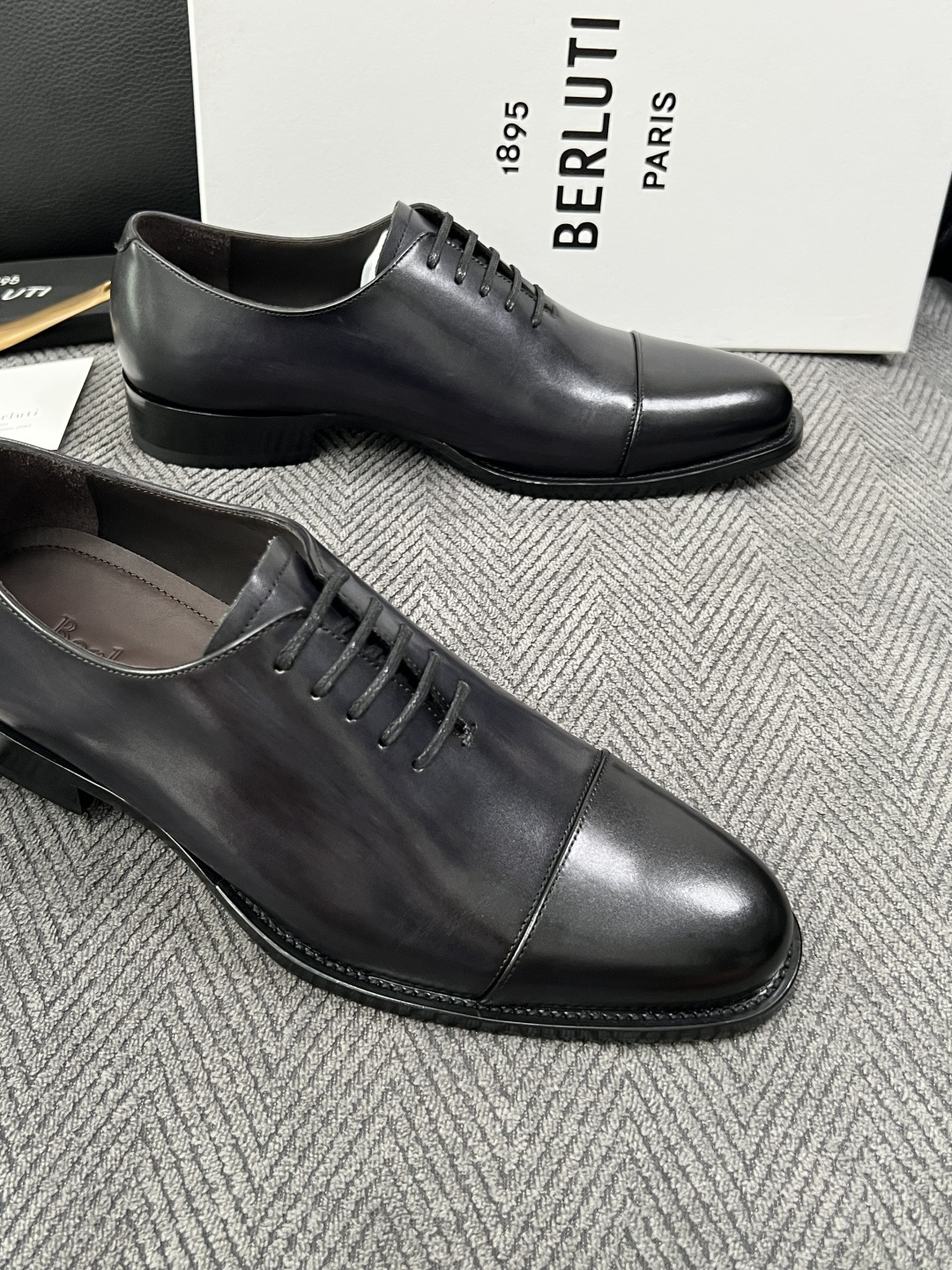 Berluti  高品质  顶级工艺品  布鲁提 专柜同步发售原厂配置，意大利进口牛皮面料，全进口水染牛皮里垫，鞋底：原
