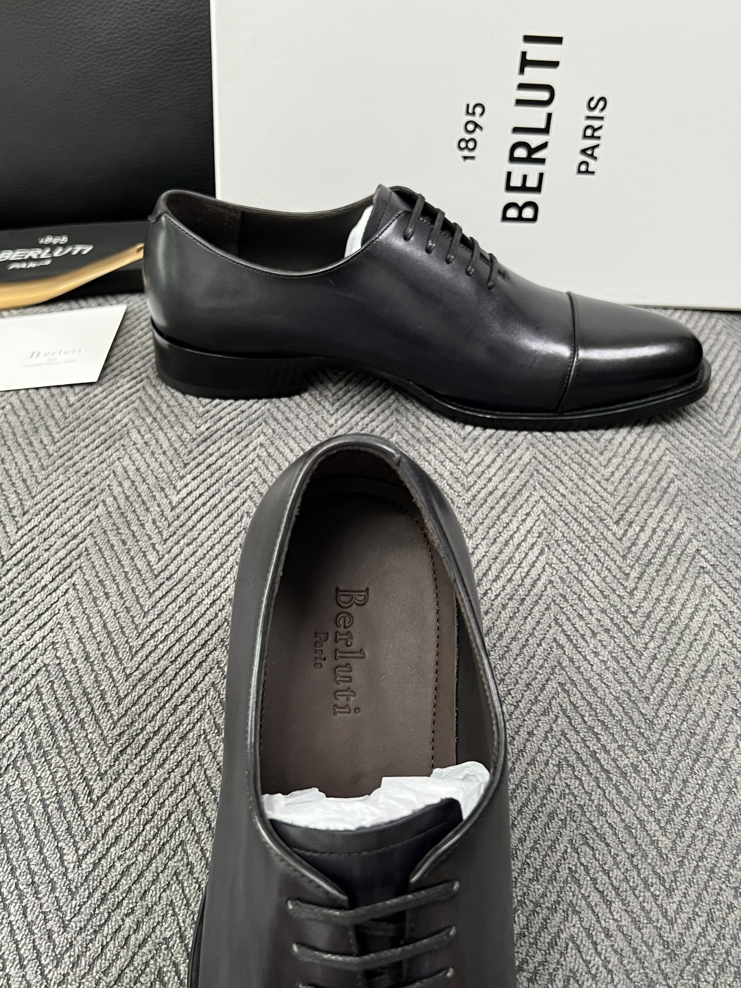 Berluti  高品质  顶级工艺品  布鲁提 专柜同步发售原厂配置，意大利进口牛皮面料，全进口水染牛皮里垫，鞋底：原
