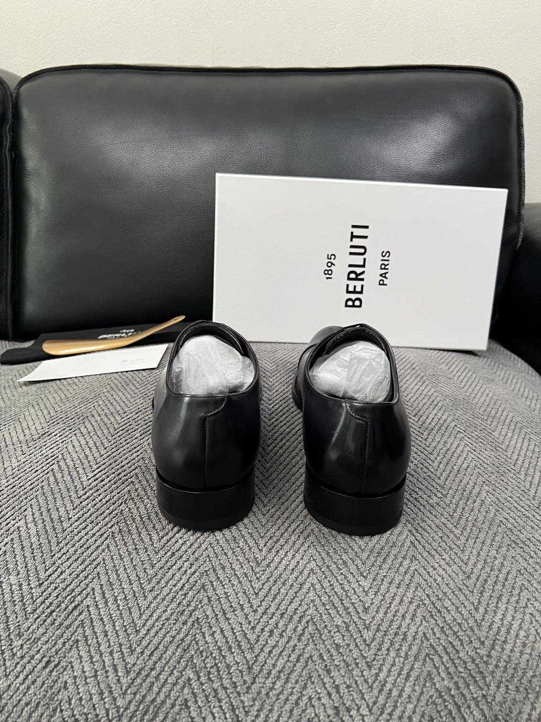 Berluti  高品质  顶级工艺品  布鲁提 专柜同步发售原厂配置，意大利进口牛皮面料，全进口水染牛皮里垫，鞋底：原