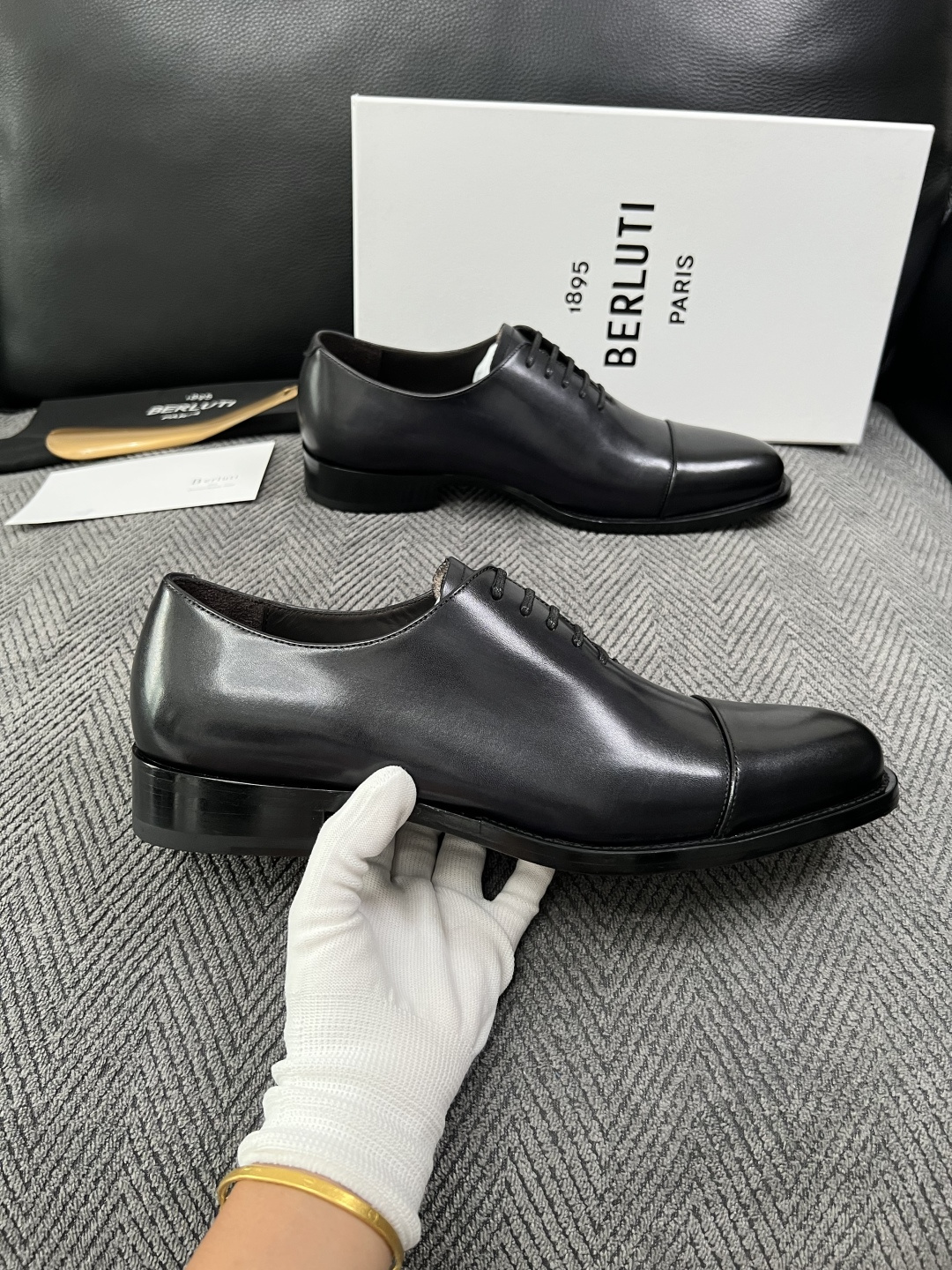 Berluti  高品质  顶级工艺品  布鲁提 专柜同步发售原厂配置，意大利进口牛皮面料，全进口水染牛皮里垫，鞋底：原