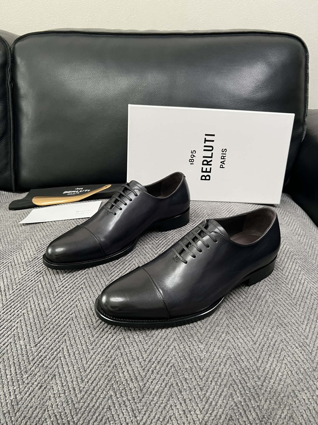 Berluti  高品质  顶级工艺品  布鲁提 专柜同步发售原厂配置，意大利进口牛皮面料，全进口水染牛皮里垫，鞋底：原