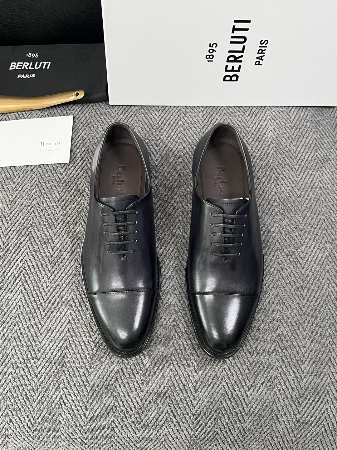 Berluti  高品质  顶级工艺品  布鲁提 专柜同步发售原厂配置，意大利进口牛皮面料，全进口水染牛皮里垫，鞋底：原