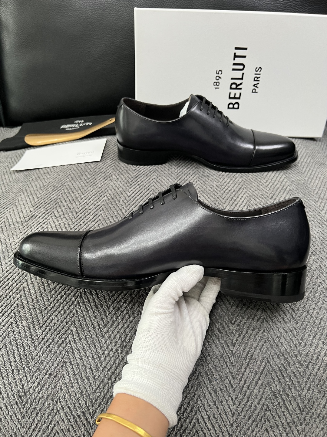 Berluti  高品质  顶级工艺品  布鲁提 专柜同步发售原厂配置，意大利进口牛皮面料，全进口水染牛皮里垫，鞋底：原