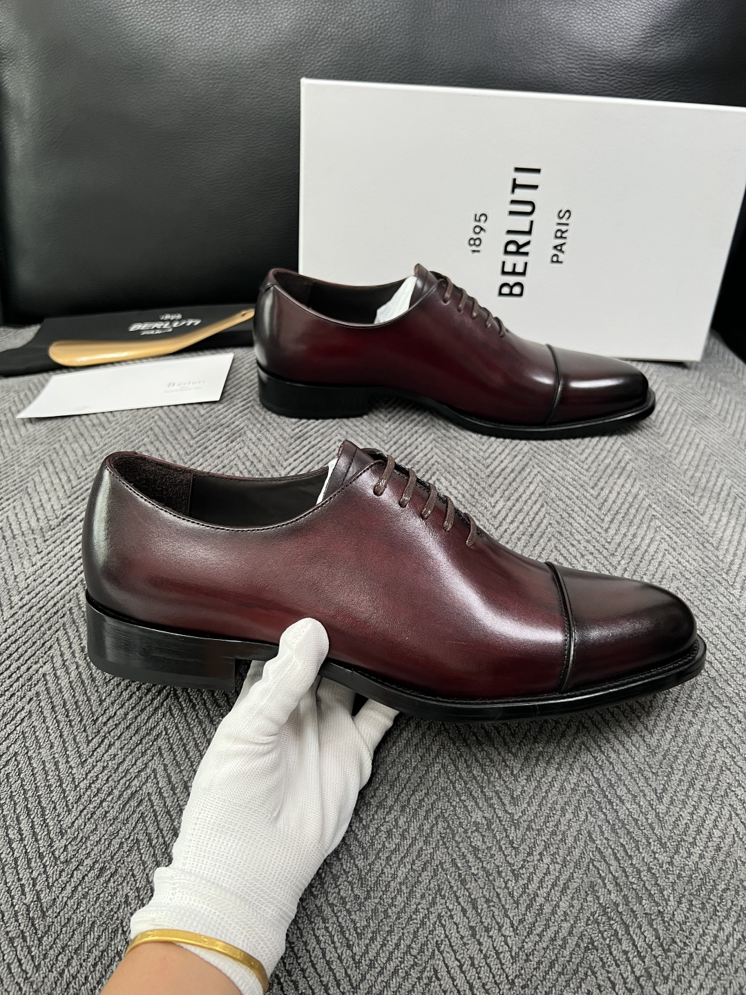 Berluti  高品质  顶级工艺品  布鲁提 专柜同步发售原厂配置，意大利进口牛皮面料，全进口水染牛皮里垫，鞋底：原