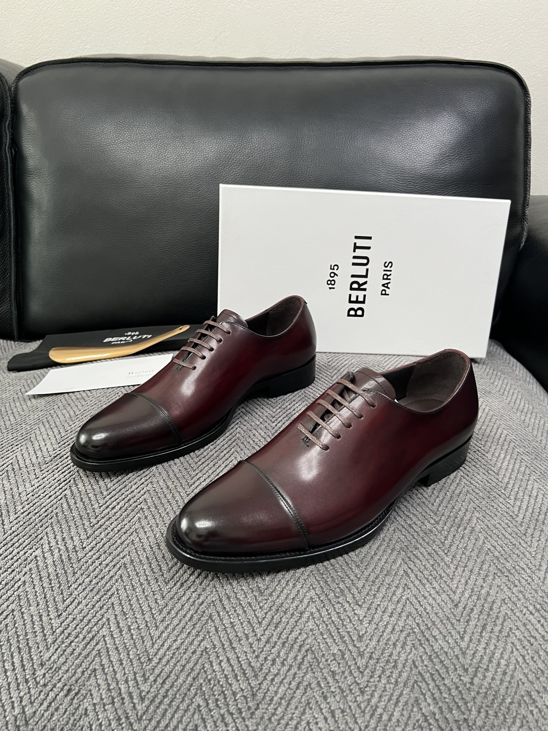 Berluti  高品质  顶级工艺品  布鲁提 专柜同步发售原厂配置，意大利进口牛皮面料，全进口水染牛皮里垫，鞋底：原