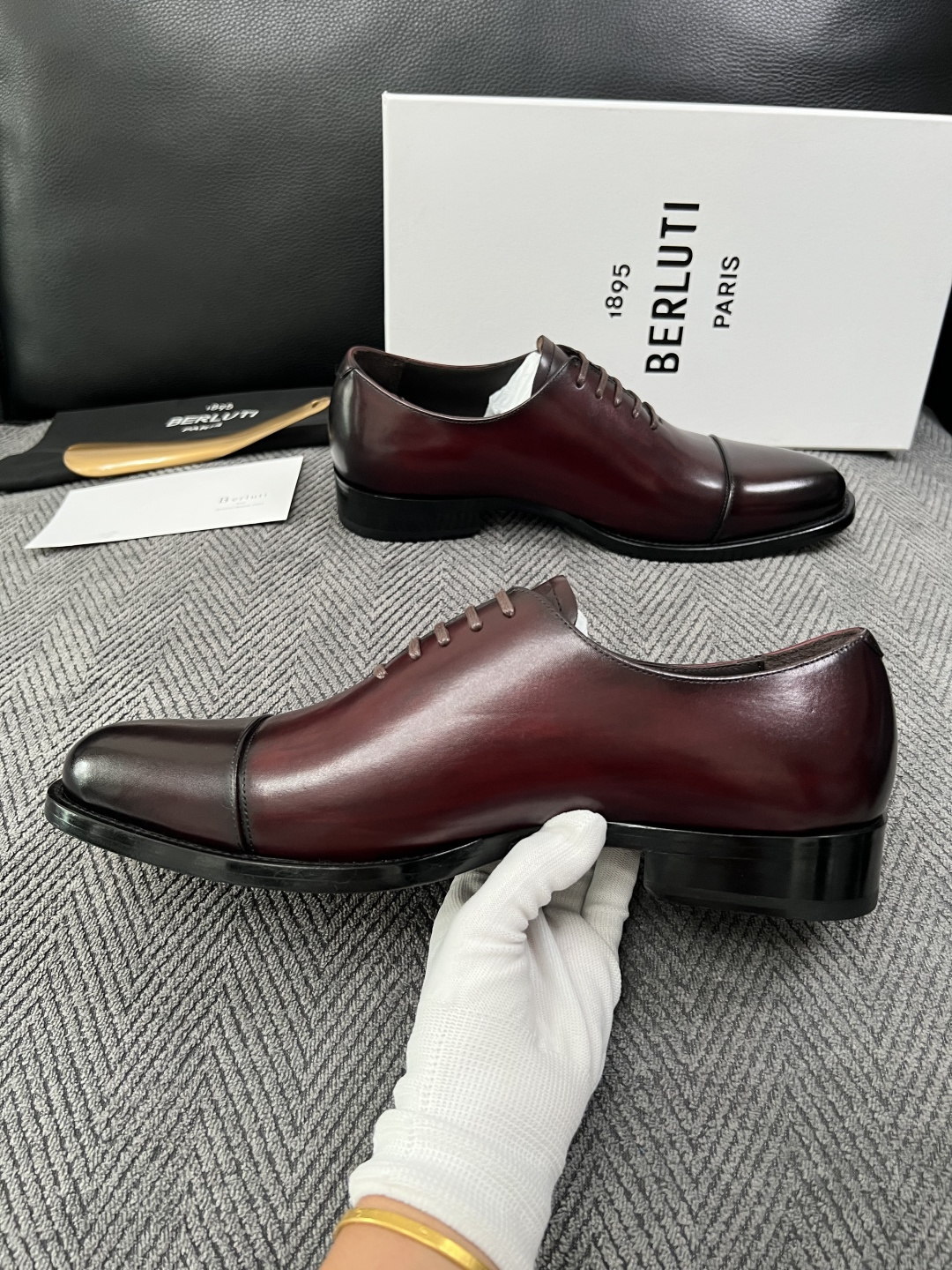 Berluti  高品质  顶级工艺品  布鲁提 专柜同步发售原厂配置，意大利进口牛皮面料，全进口水染牛皮里垫，鞋底：原