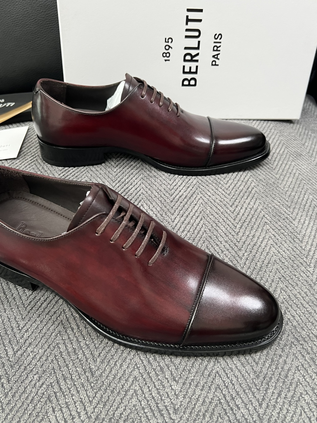 Berluti  高品质  顶级工艺品  布鲁提 专柜同步发售原厂配置，意大利进口牛皮面料，全进口水染牛皮里垫，鞋底：原