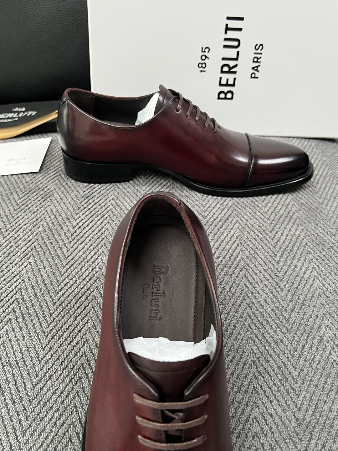 Berluti  高品质  顶级工艺品  布鲁提 专柜同步发售原厂配置，意大利进口牛皮面料，全进口水染牛皮里垫，鞋底：原