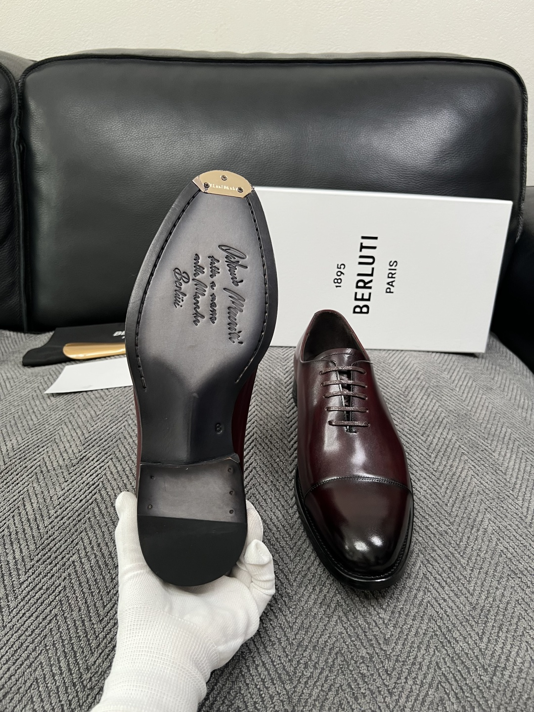 Berluti  高品质  顶级工艺品  布鲁提 专柜同步发售原厂配置，意大利进口牛皮面料，全进口水染牛皮里垫，鞋底：原