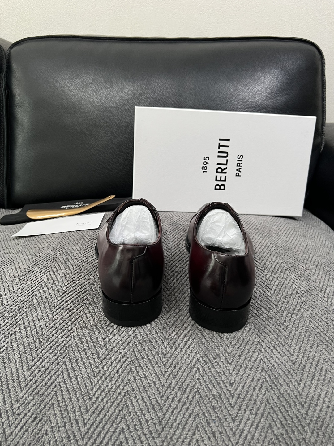 Berluti  高品质  顶级工艺品  布鲁提 专柜同步发售原厂配置，意大利进口牛皮面料，全进口水染牛皮里垫，鞋底：原