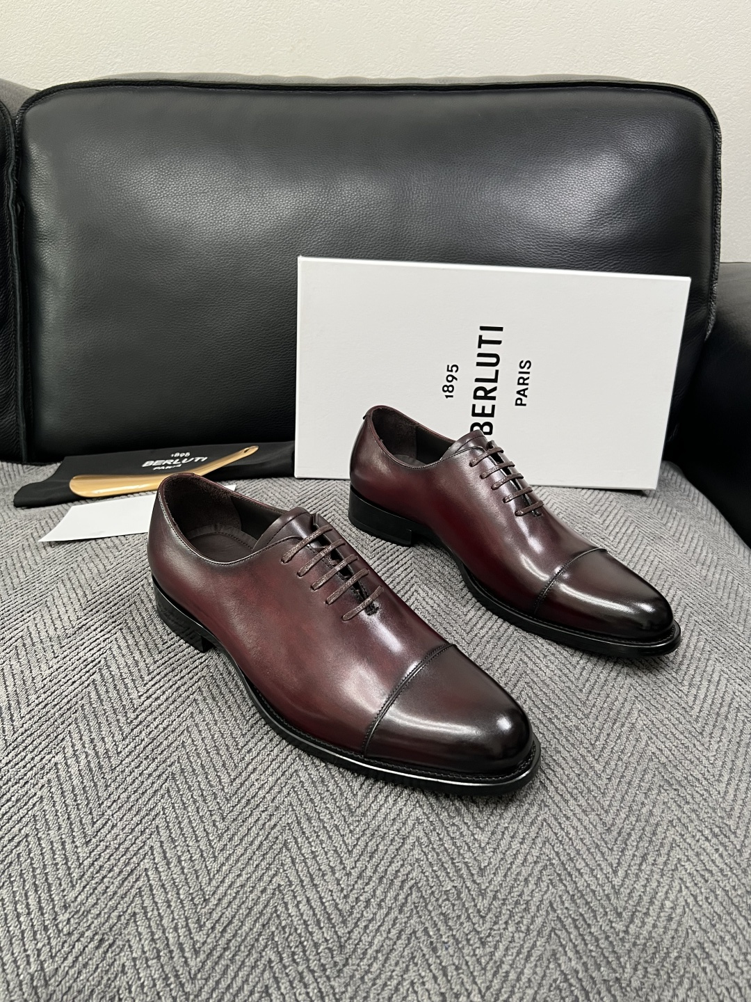 Berluti 高品质 顶级工艺品 布鲁提 专柜同步发售原厂配置,意大利进口牛皮面料,全进口水染牛皮里垫,鞋底:原 Berluti 高品质 顶级工艺品 布鲁提 专柜同步发售原厂配置,意大利进口牛皮面料,全进口水染牛皮里垫,鞋底:原