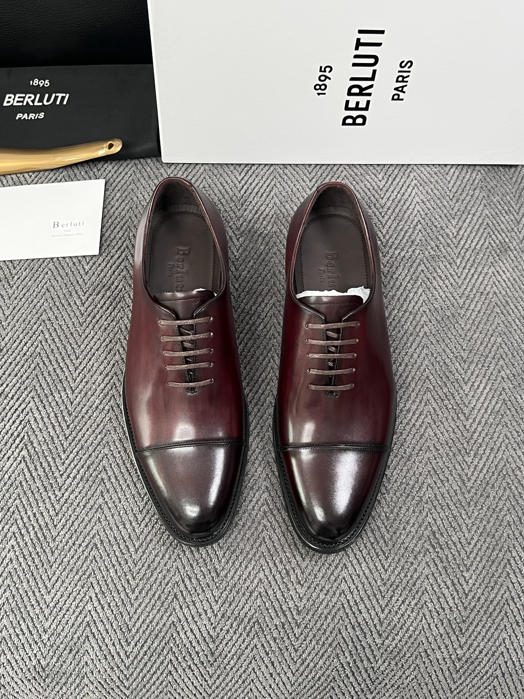 Berluti  高品质  顶级工艺品  布鲁提 专柜同步发售原厂配置，意大利进口牛皮面料，全进口水染牛皮里垫，鞋底：原