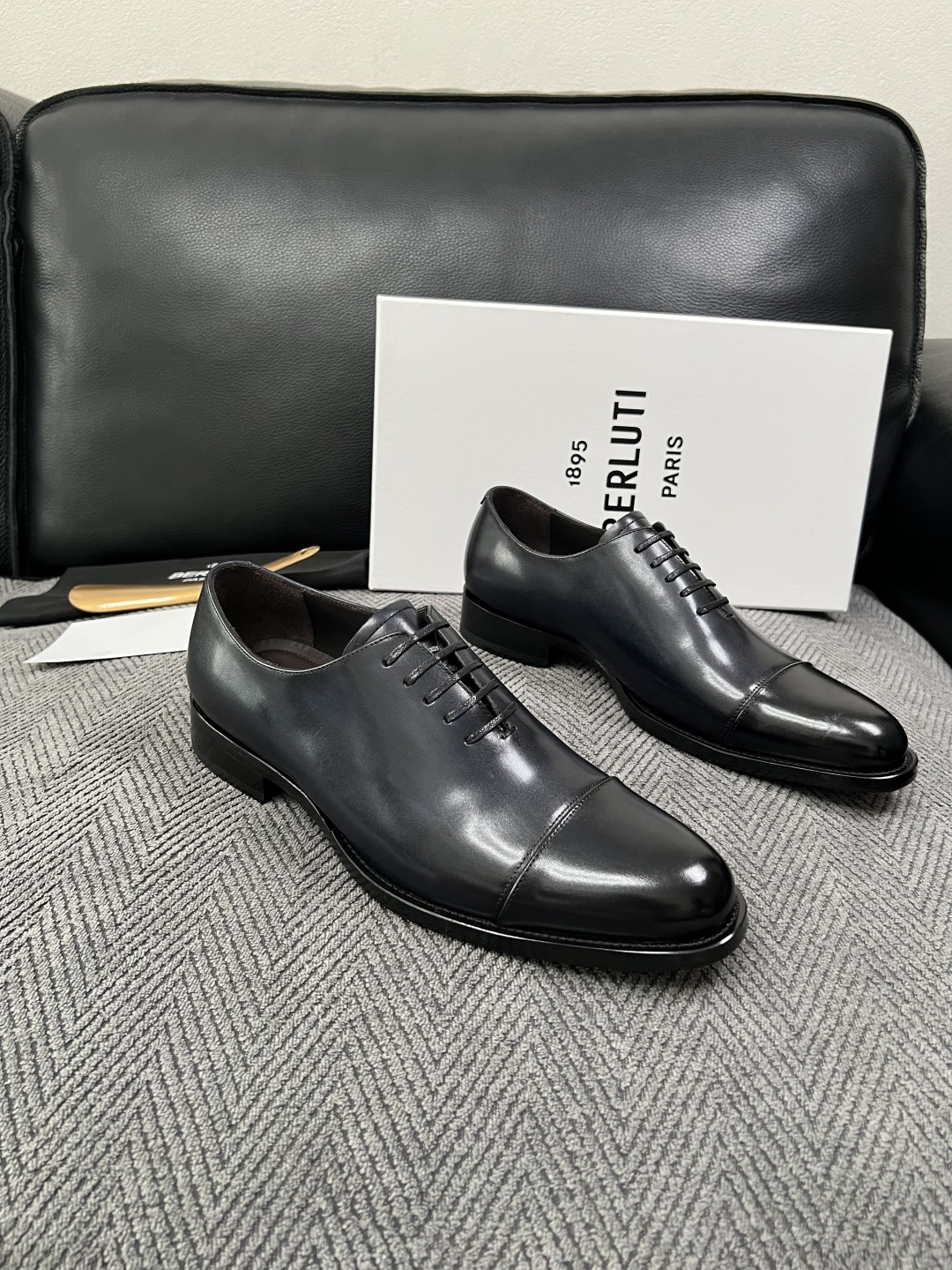 Berluti 高品质 顶级工艺品 布鲁提 专柜同步发售原厂配置,意大利进口牛皮面料,全进口水染牛皮里垫,鞋底:原 Berluti 高品质 顶级工艺品 布鲁提 专柜同步发售原厂配置,意大利进口牛皮面料,全进口水染牛皮里垫,鞋底:原